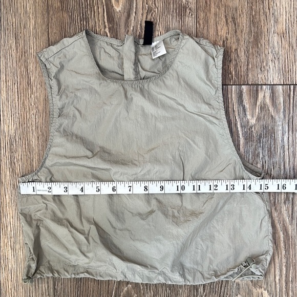 H&M Women’s Size XS Metallic Olive Green Sleeveless Crop Tank Top - Picture 9 of 10